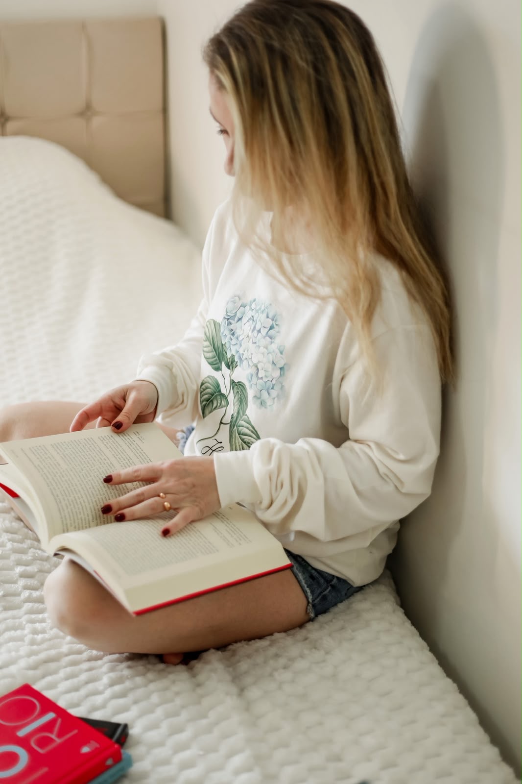 Mulher lendo um livro em um ambiente tranquilo e acolhedor